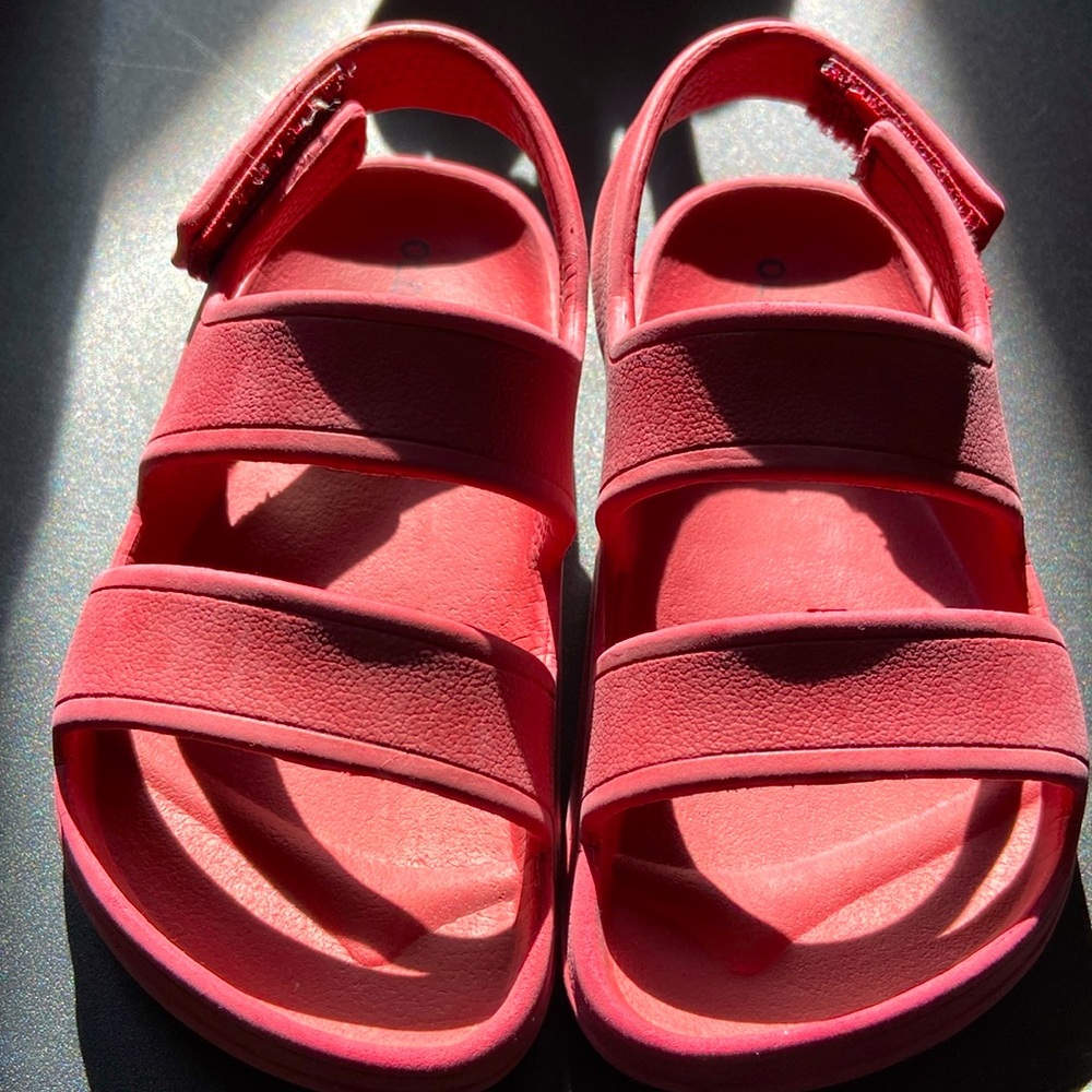 Old navy Red sandals size 6 toddler’s